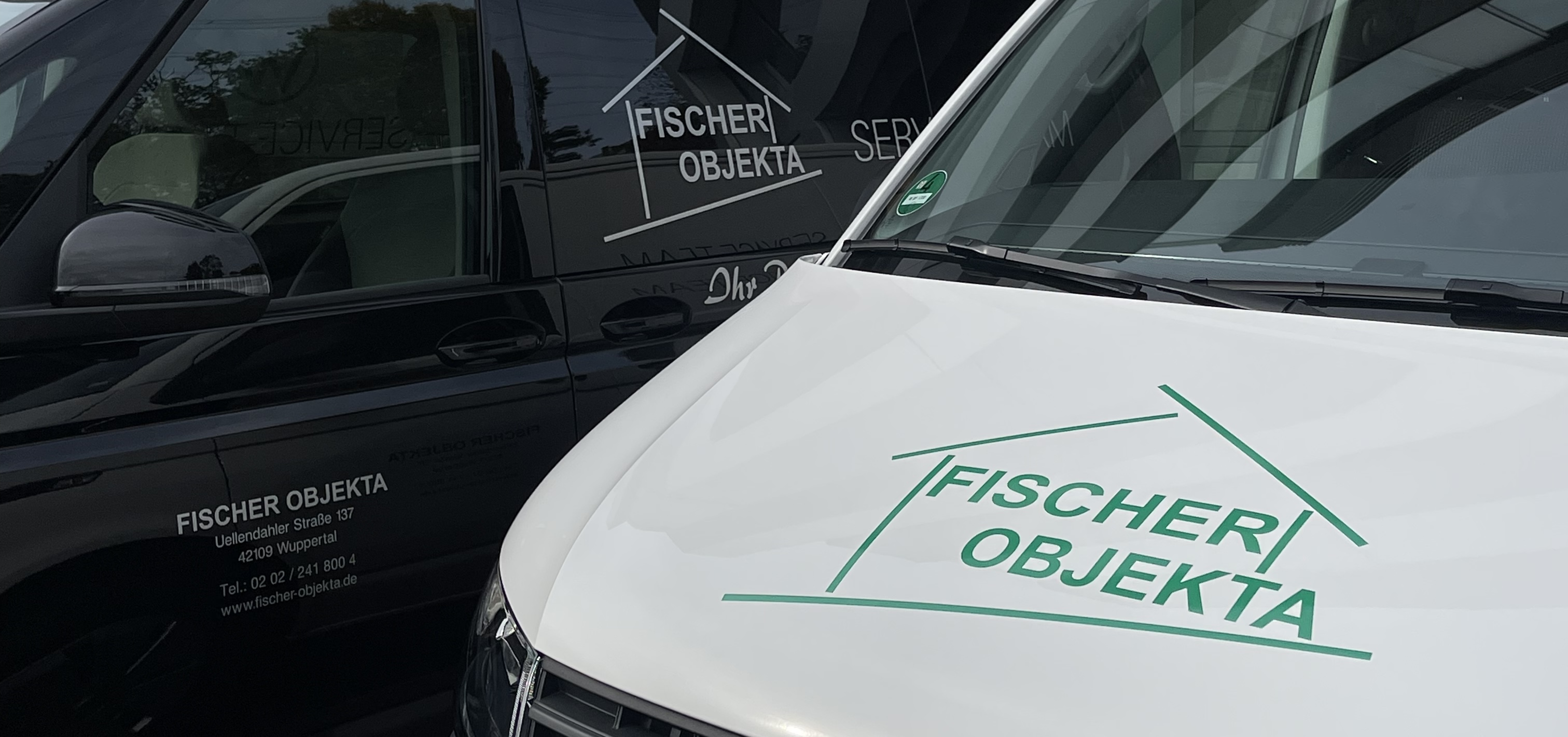 Service-Fahrzeuge von FISCHER-OBJEKTA mit Firmenlogo